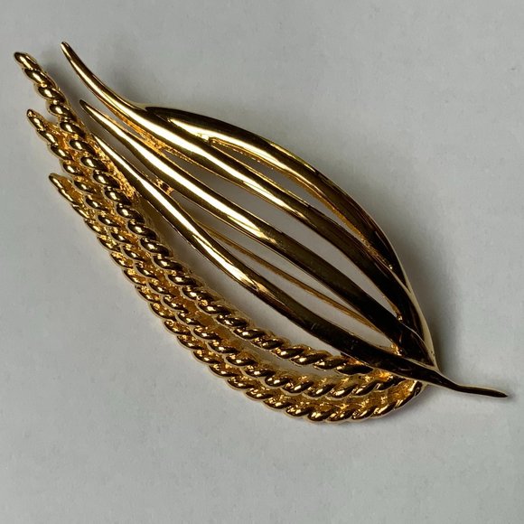 Trifari - Vintage abstract gold toned closed flower petal brooch. - Picture 2 of 4